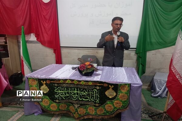 مراسم نمادین اهداء لوازم التحریر به دانش‌آموزان در قم