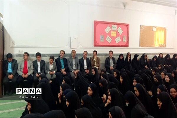 مراسم نمادین اهداء لوازم التحریر به دانش‌آموزان در قم