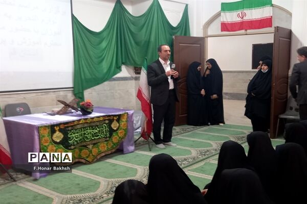 مراسم نمادین اهداء لوازم التحریر به دانش‌آموزان در قم