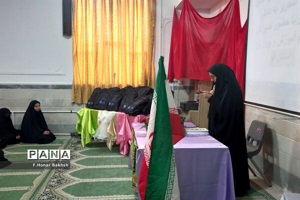 مراسم نمادین اهداء لوازم التحریر به دانش‌آموزان در قم