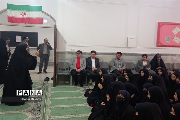 مراسم نمادین اهداء لوازم التحریر به دانش‌آموزان در قم