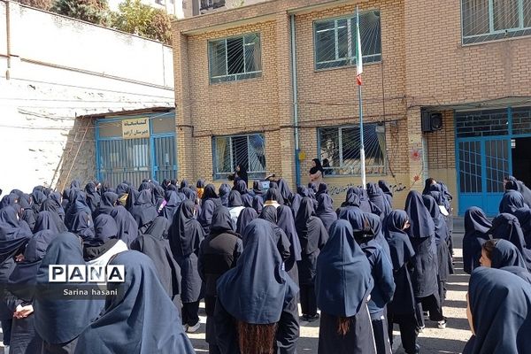 کارگاه آشنایی دانش‌آموزان دبیرستان آزاده رودهن با آسیب‌های اجتماعی