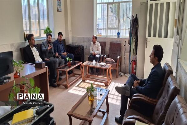 بازدید یک روزه رئیس اداره فرهنگی هنری و کارشناسان اداره کل آموزش و استان یزد از شهرستان مهریز