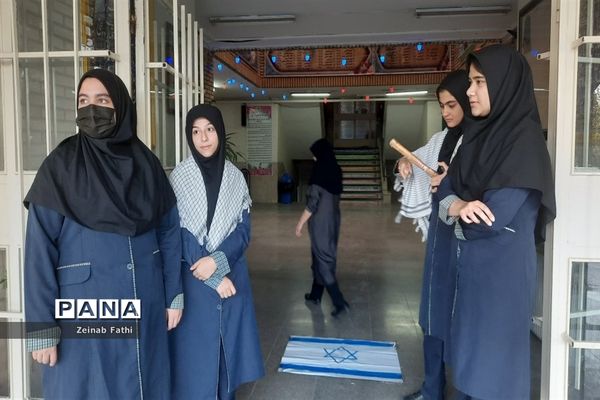 نواختن زنگ همبستگی و حمایت از مردم فلسطین در دبیرستان هیات‌امنایی فیض کاشانی منطقه ۱۴