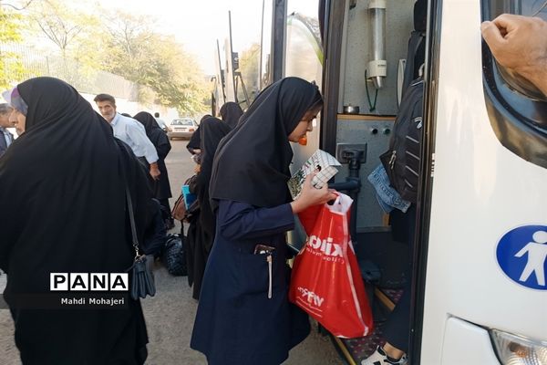 مراسم اعزام ۲۰۰ دانش‌آموز دختر به راهیان نور غرب کشور