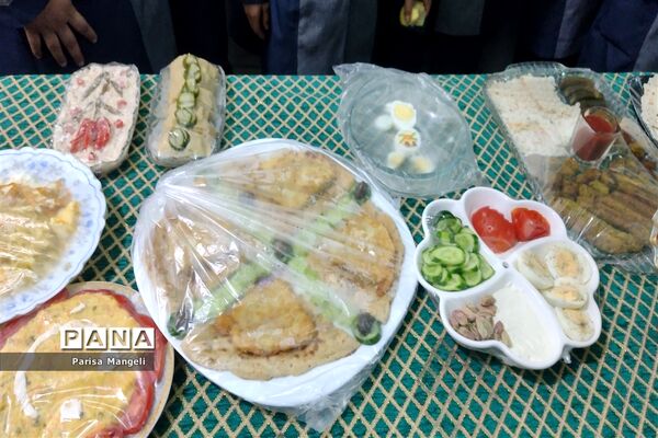 جشنواره صبحانه سالم در دبیرستان متوسطه اول توحید شهرستان خاتم