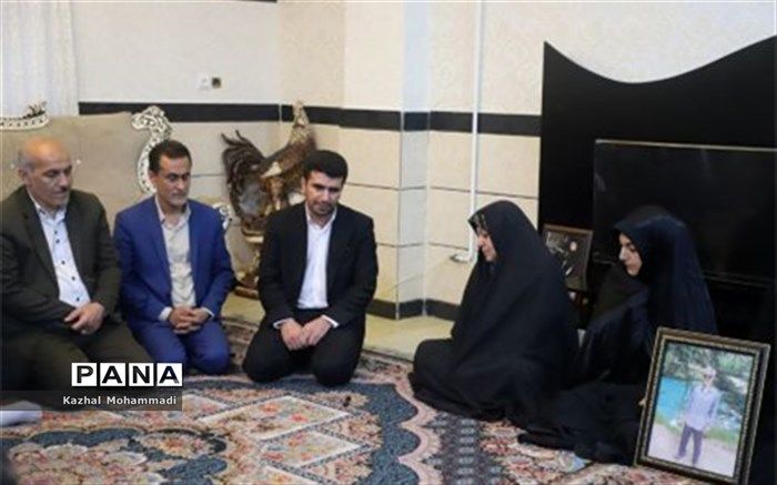 دیدار معاون وزیر آموزش و پرورش با خانواده شهید فرهنگی در رامیان