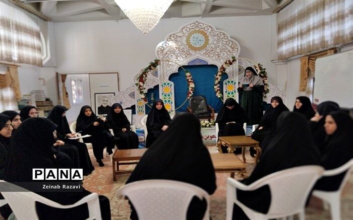 نشست هم‌اندیشی دانش‌آموزان مدارس تیزهوشان قم با امور بانوان حرم حضرت معصومه(س)