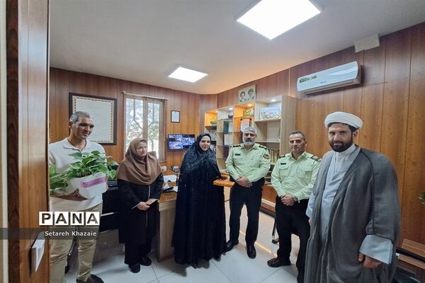 تقدیر از کارکنان نیروی انتظامی در راستای هفته نیروی انتظامی در دبستان دخترانه حاج تقی احدیان