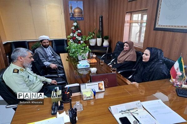 تقدیر از کارکنان نیروی انتظامی در راستای هفته نیروی انتظامی در دبستان دخترانه حاج تقی احدیان