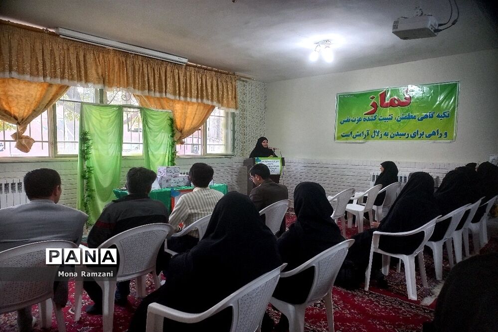 اولین جلسه انجمن اولیا در دبیرستان الزهرا با حضور کارشناس متوسطه دوم