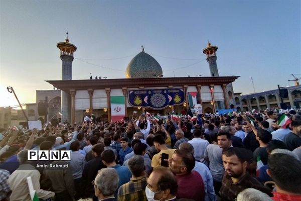 استقبال مردم شیراز از رئیس جمهوری در حرم مطهر شاهچراغ (ع)