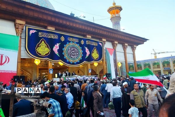 استقبال مردم شیراز از رئیس جمهوری در حرم مطهر شاهچراغ (ع)