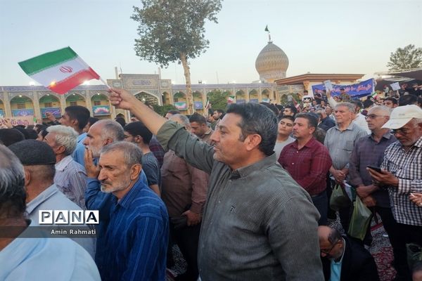 استقبال مردم شیراز از رئیس جمهوری در حرم مطهر شاهچراغ (ع)