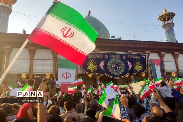 استقبال مردم شیراز از رئیس جمهوری در حرم مطهر شاهچراغ (ع)