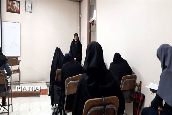 برگزاری آزمون پایان دوره کارکنان مدارس در قائمشهر