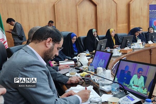 نشست صمیمانه نمایندگان دانش‌آموزان استان فارس با وزیر آموزش و پرورش