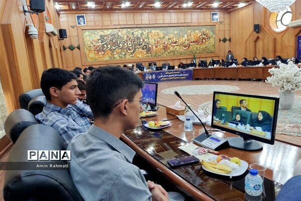نشست صمیمانه نمایندگان دانش‌آموزان استان فارس با وزیر آموزش و پرورش