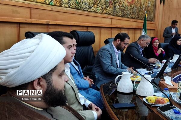 نشست صمیمانه نمایندگان دانش‌آموزان استان فارس با وزیر آموزش و پرورش