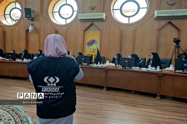 نشست صمیمانه نمایندگان دانش‌آموزان استان فارس با وزیر آموزش و پرورش