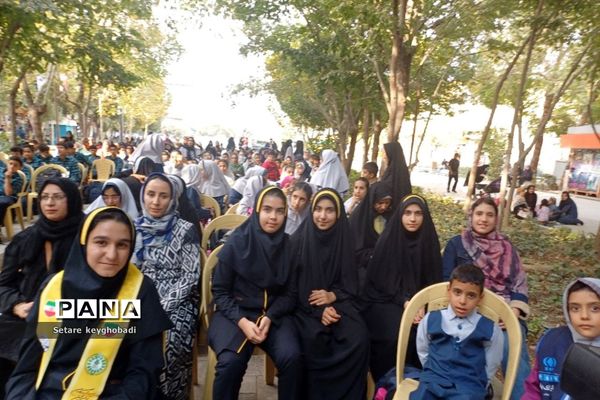 هفته دوم کتابخوانی همگانی در گذرگاه چهارباغ اصفهان