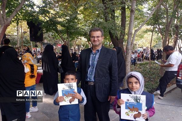 هفته دوم کتابخوانی همگانی در گذرگاه چهارباغ اصفهان