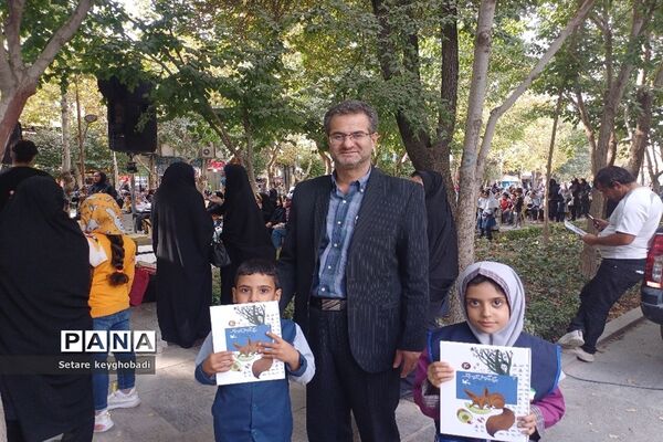 هفته دوم کتابخوانی همگانی در گذرگاه چهارباغ اصفهان