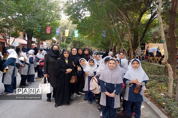 هفته دوم کتابخوانی همگانی در گذرگاه چهارباغ اصفهان