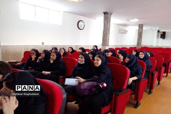 مراسم حافظ خوانی در دبیرستان شهیده قزوینی منطقه ۱۳