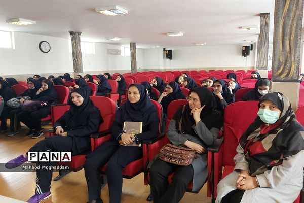 مراسم حافظ خوانی در دبیرستان شهیده قزوینی منطقه ۱۳