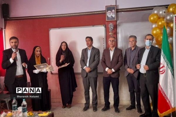 گرامیداشت هفته بهداشت روان و تجلیل از دانش‌آموزان  همیار مشاور مدارس شهرکرد
