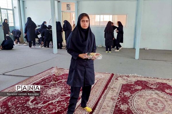 صبحانه سلامت در دبیرستان دخترانه شاهد فیض ناحیه 3 شیراز