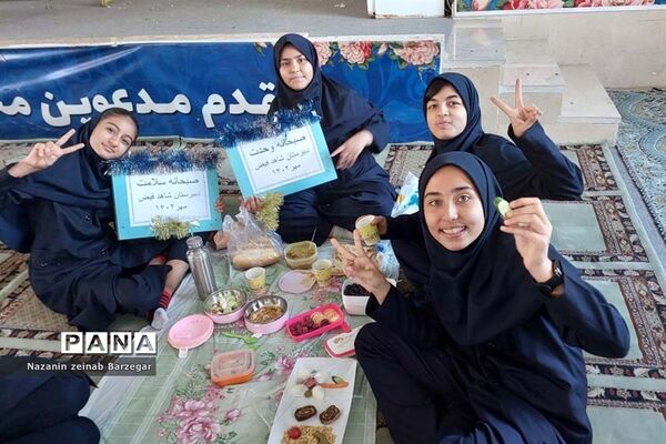صبحانه سلامت در دبیرستان دخترانه شاهد فیض ناحیه 3 شیراز