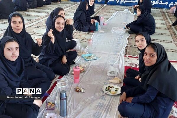 صبحانه سلامت در دبیرستان دخترانه شاهد فیض ناحیه 3 شیراز