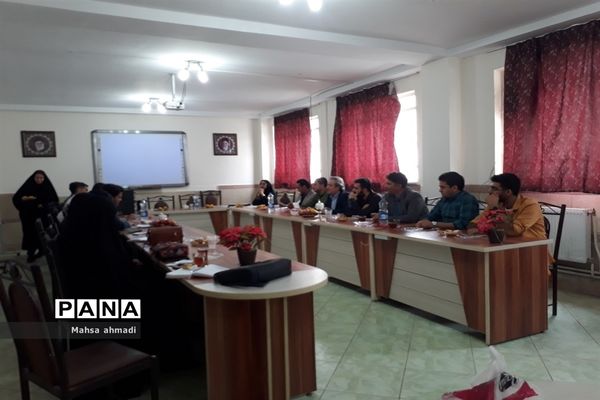 نشست هم‌اندیشی هیات امنای پژوهش‌سرای شهرستان رباط‌کریم
