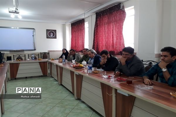 نشست هم‌اندیشی هیات امنای پژوهش‌سرای شهرستان رباط‌کریم