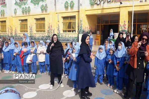 بزرگداشت روز سالمند با حضور پدربزرگ‌ها و مادربزرگ‌ها در دبستان شهدای راه آهن مشهد