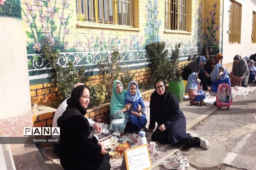 بزرگداشت روز سالمند با حضور پدربزرگ‌ها و مادربزرگ‌ها در دبستان شهدای راه آهن مشهد