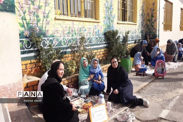 بزرگداشت روز سالمند با حضور پدربزرگ‌ها و مادربزرگ‌ها در دبستان شهدای راه آهن مشهد