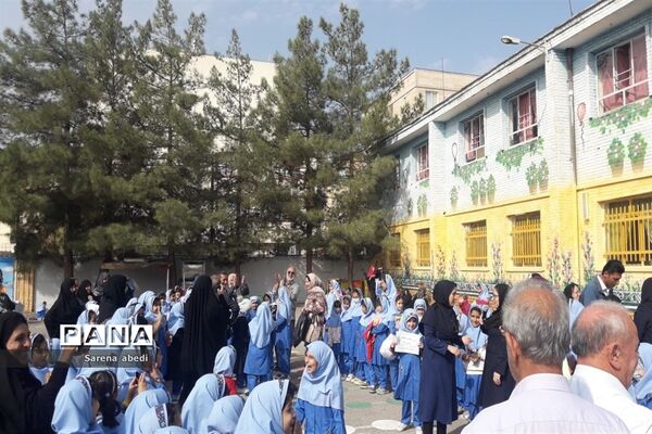 بزرگداشت روز سالمند با حضور پدربزرگ‌ها و مادربزرگ‌ها در دبستان شهدای راه آهن مشهد