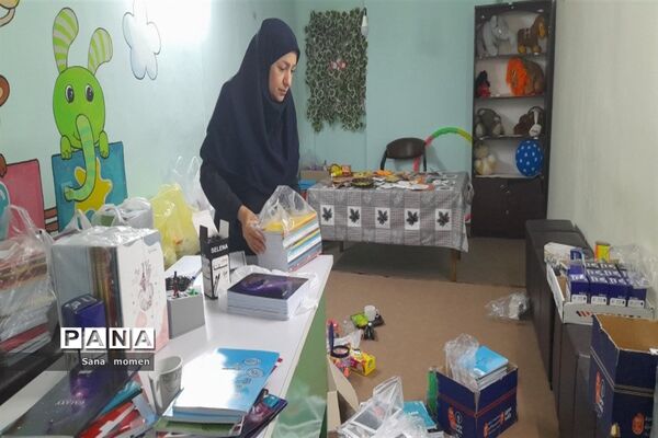 بسته‌بندی لوازم التحریر درکانون فرهنگی تربیتی استقلال برای مدارس محروم ناحیه ۶ مشهد