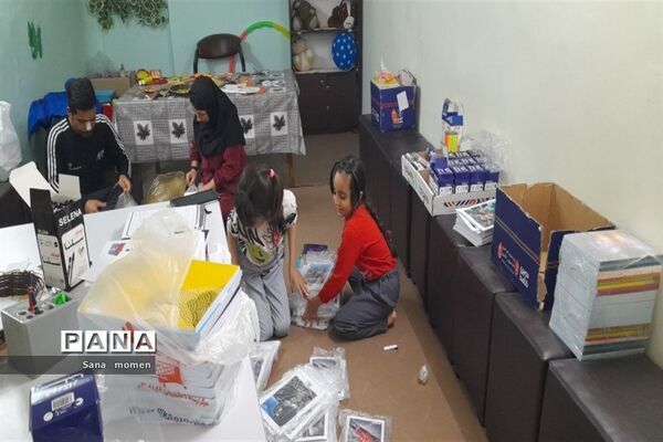 بسته‌بندی لوازم التحریر درکانون فرهنگی تربیتی استقلال برای مدارس محروم ناحیه ۶ مشهد