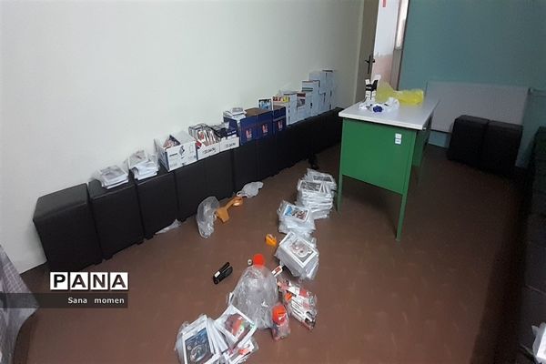 بسته‌بندی لوازم التحریر درکانون فرهنگی تربیتی استقلال برای مدارس محروم ناحیه ۶ مشهد
