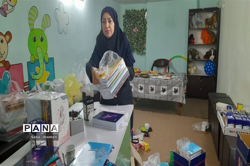 بسته‌بندی لوازم التحریر درکانون فرهنگی تربیتی استقلال برای مدارس محروم ناحیه ۶ مشهد
