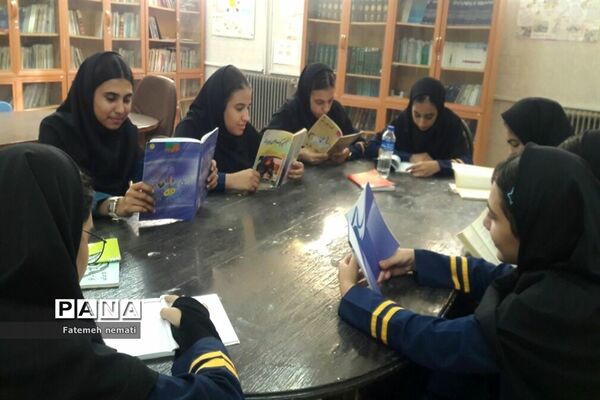 اولین نشست کتاب‌خوانی و توزیع بسته‌های فرهنگی در مدرسه شایستگان ملارد