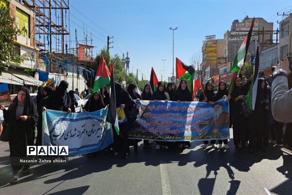 حضور دانش‌آموزان مدرسه شهدای محراب در تجمع حمایت از کودکان غزه در شهرستان قرچک