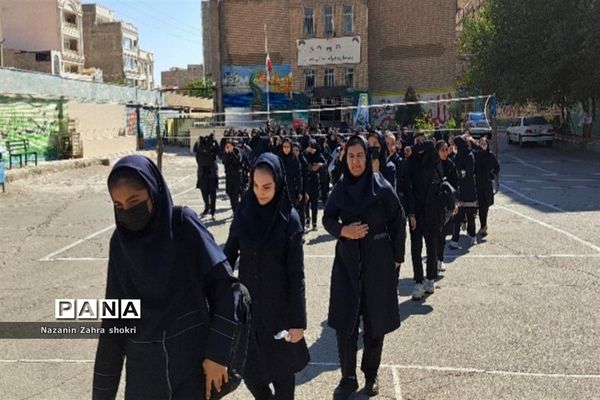 حضور دانش‌آموزان مدرسه شهدای محراب در تجمع حمایت از کودکان غزه در شهرستان قرچک