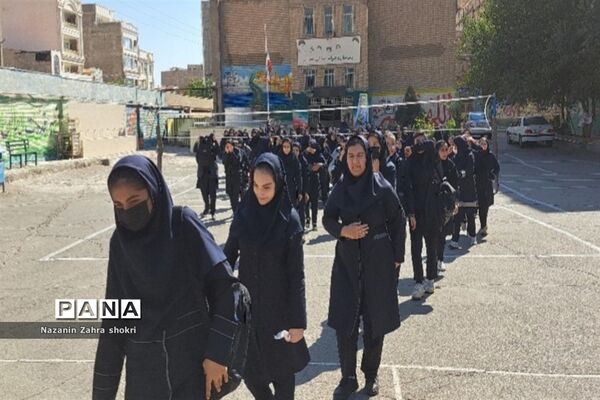 حضور دانش‌آموزان مدرسه شهدای محراب در تجمع حمایت از کودکان غزه در شهرستان قرچک
