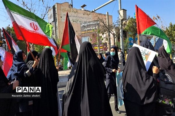 حضور دانش‌آموزان مدرسه شهدای محراب در تجمع حمایت از کودکان غزه در شهرستان قرچک