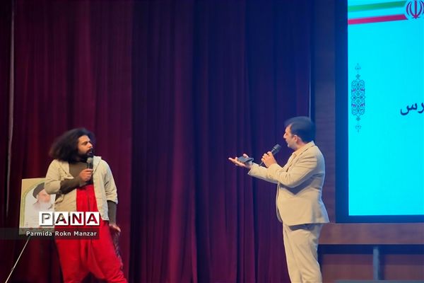 تجلیل ازدانش‌آموزان ممتاز شاهد و ایثارگر